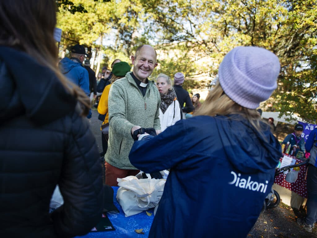 Bild på pastor som tar emot information av en Diakonia-volontär