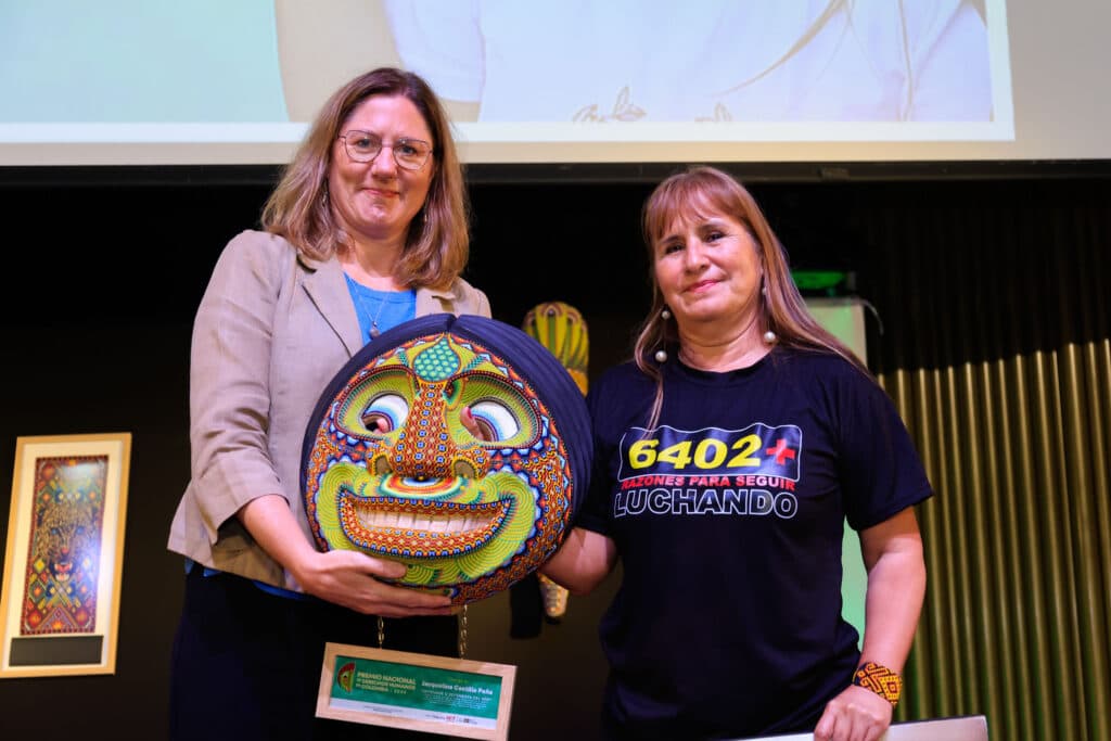 Sveriges ambassadör Helena Storm överlämnar utmärkelsen till Jacqueline Castillo Peña. Foto: Diakonia